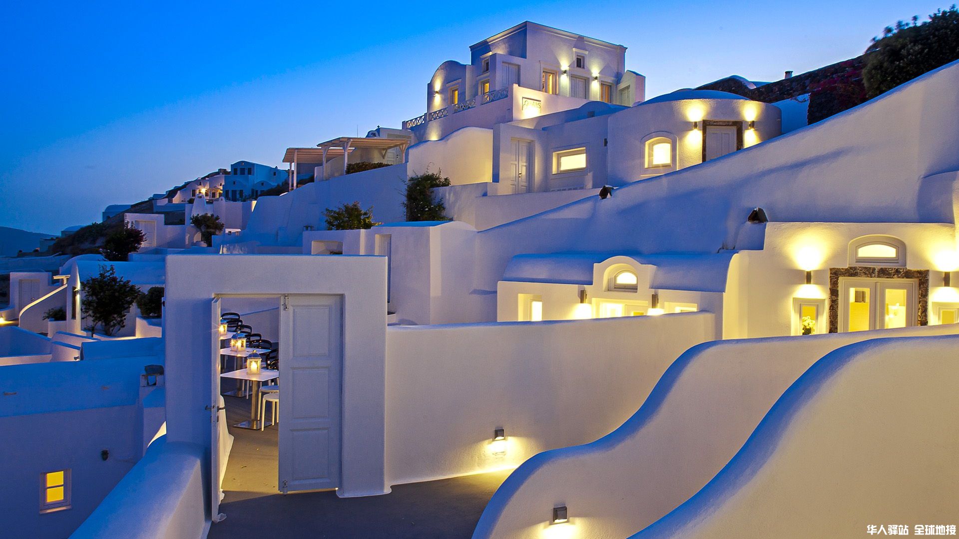 luxury-hotel-canaves-oia-santorini-exterior-bynight-1920 (1).jpg